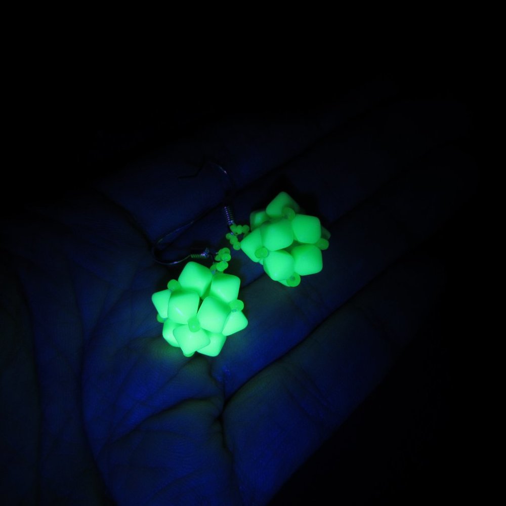 Uranium glass beaded bead earrings - Picture 5 of 16